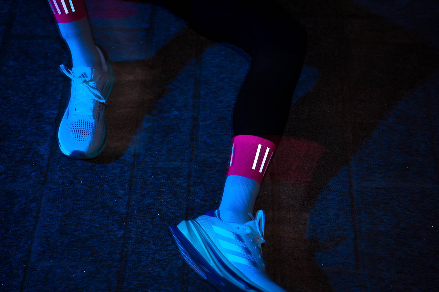 INCYLENCE HIGH-VIZ V3 反光跑步機能襪 PINK