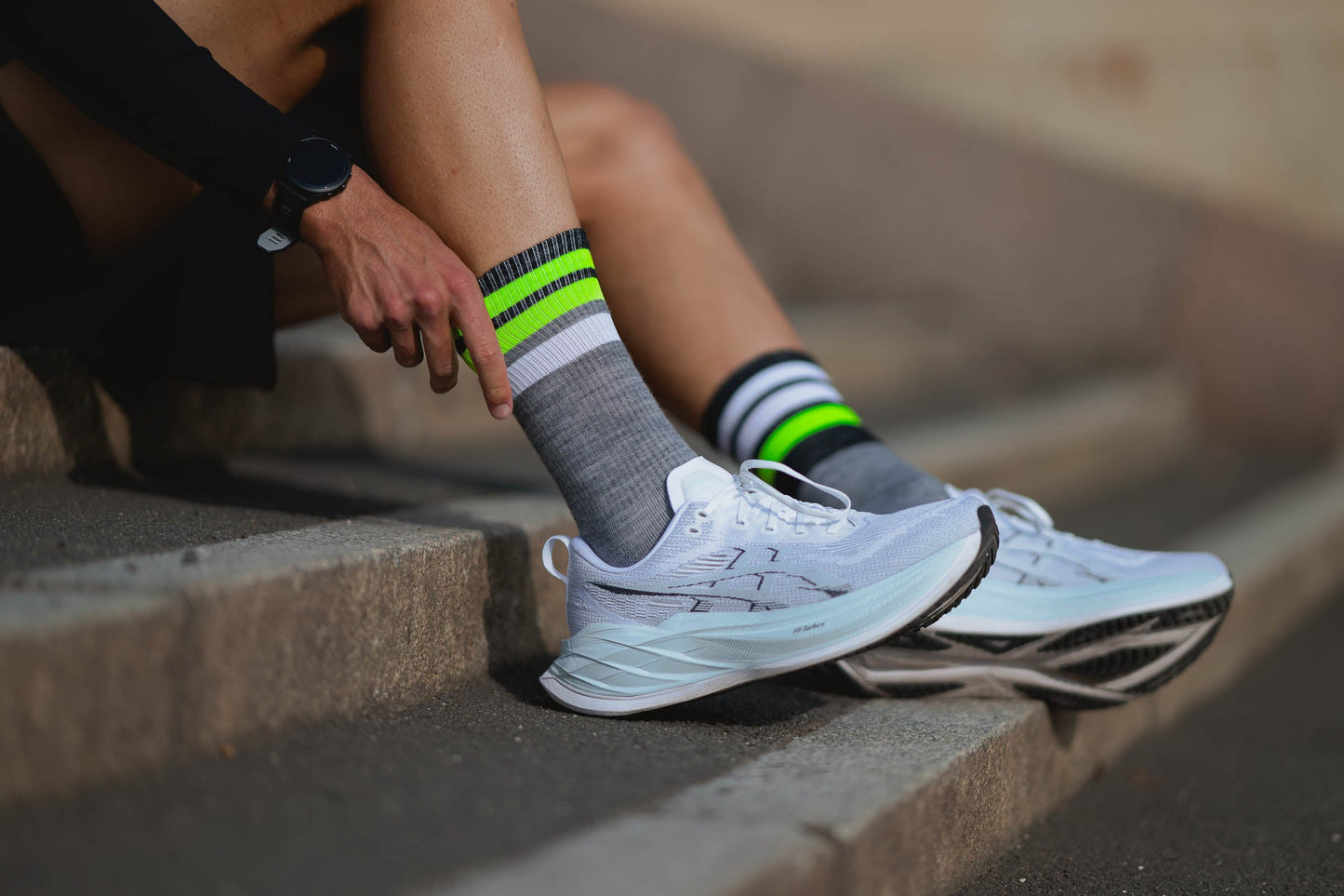 INCYLENCE MERINO STRIVE 羊毛運動機能襪  LIGHT GREY NEON GREEN