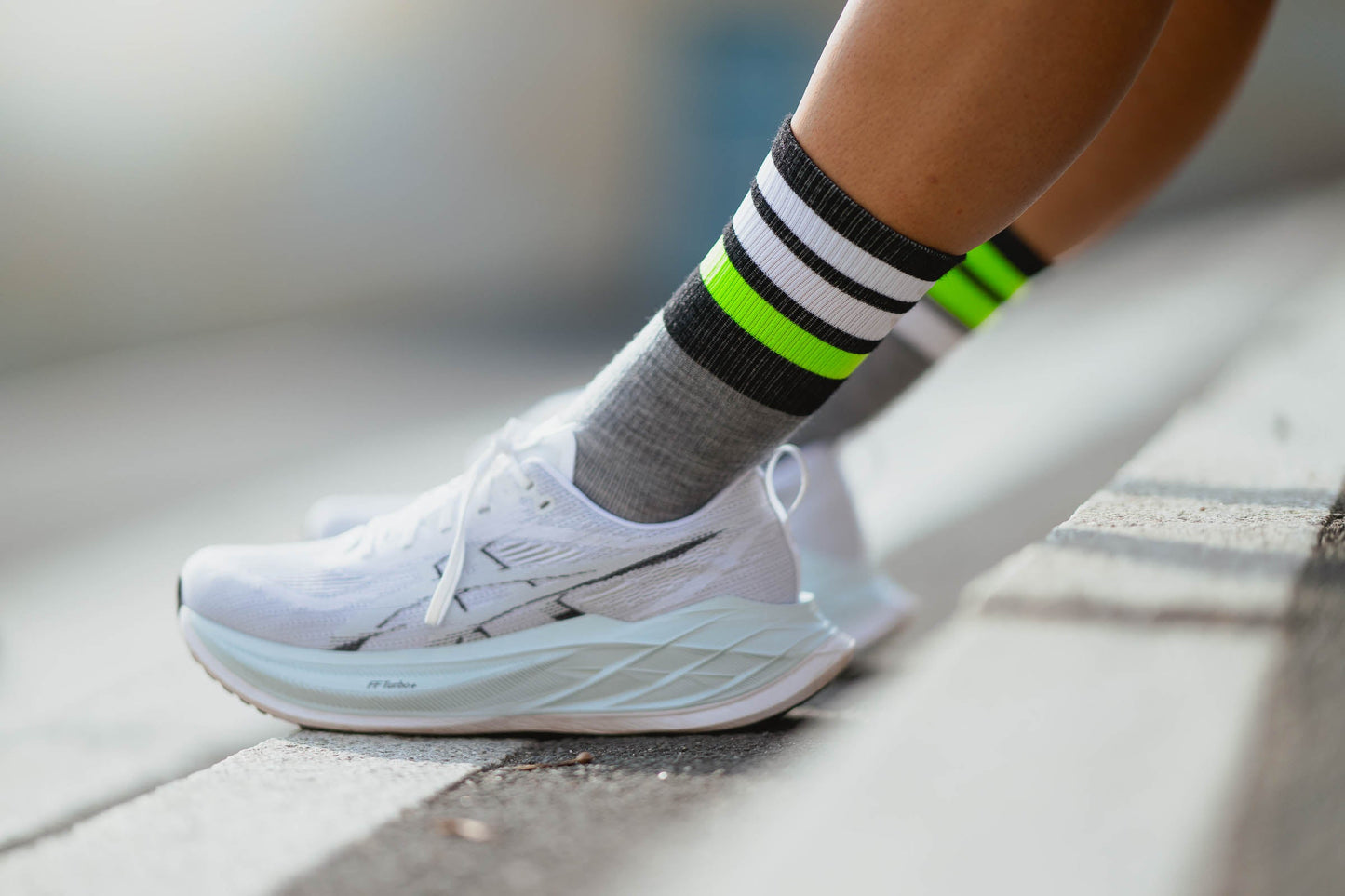 INCYLENCE MERINO STRIVE 羊毛運動機能襪  LIGHT GREY NEON GREEN