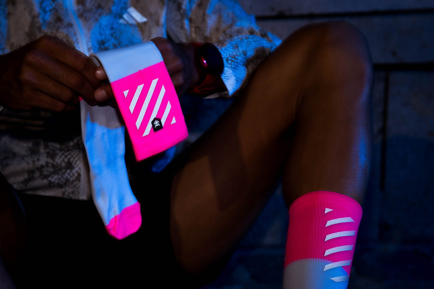 INCYLENCE HIGH-VIZ V2 反光跑步機能襪 PINK