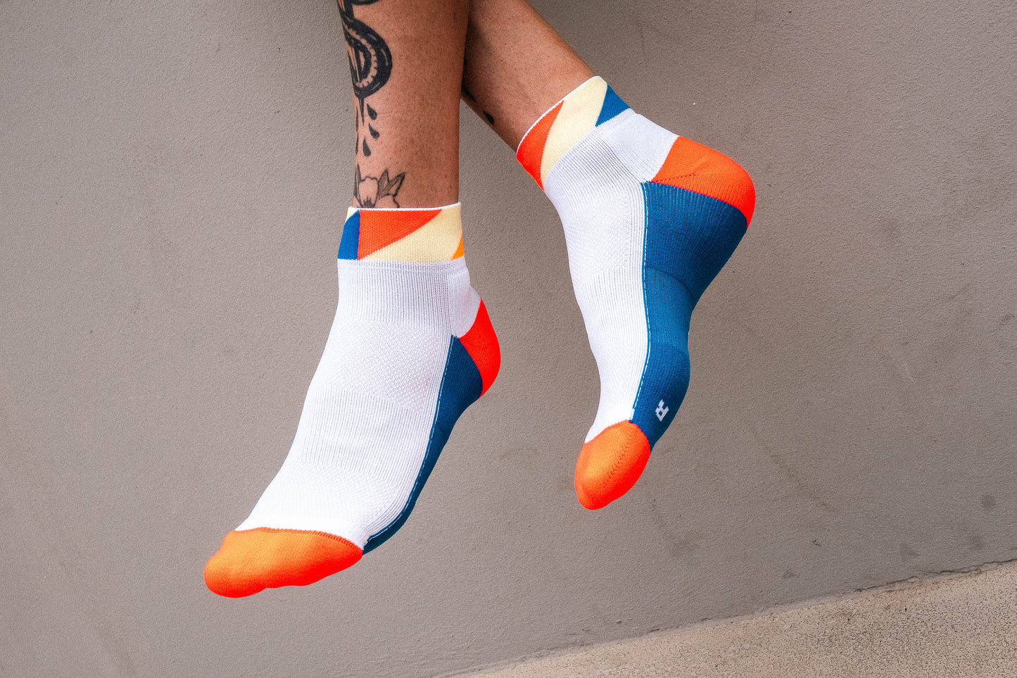 INCYLENCE 跑步運動機能短襪 POLYGONS SHORT BLUE INFERNO