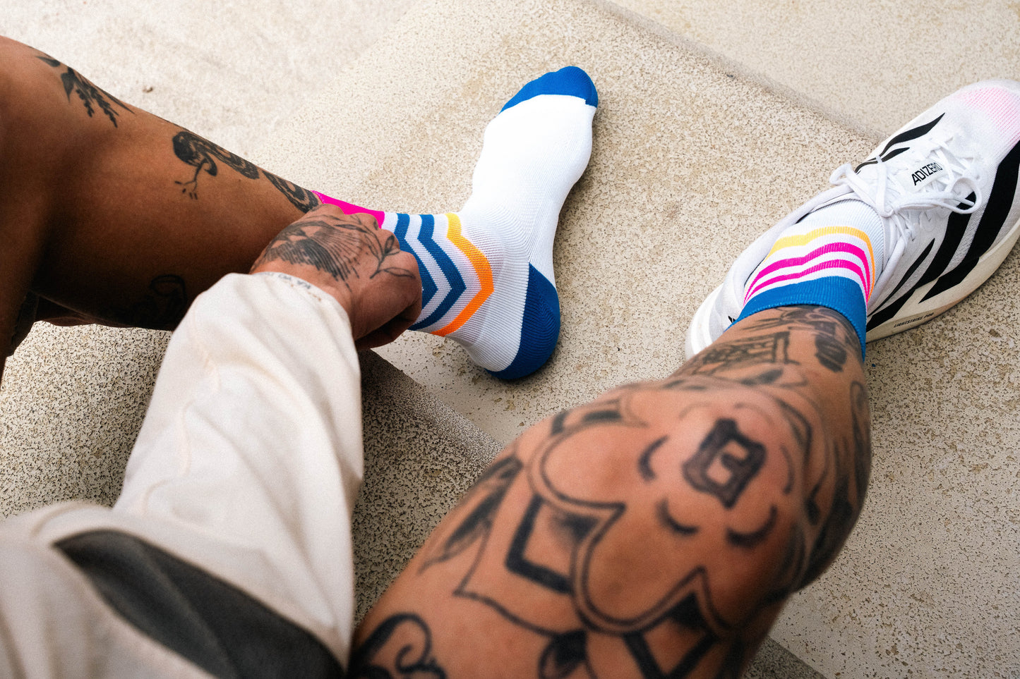 INCYLENCE 跑步運動機能襪 VOLTS BLUE PINK