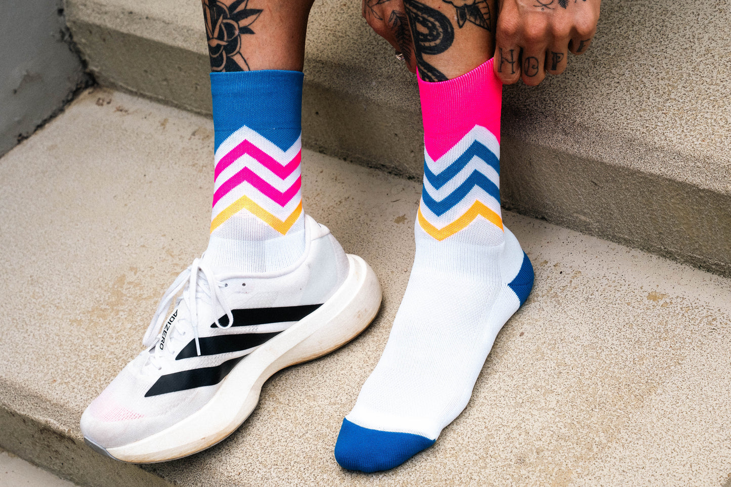 INCYLENCE 跑步運動機能襪 VOLTS BLUE PINK