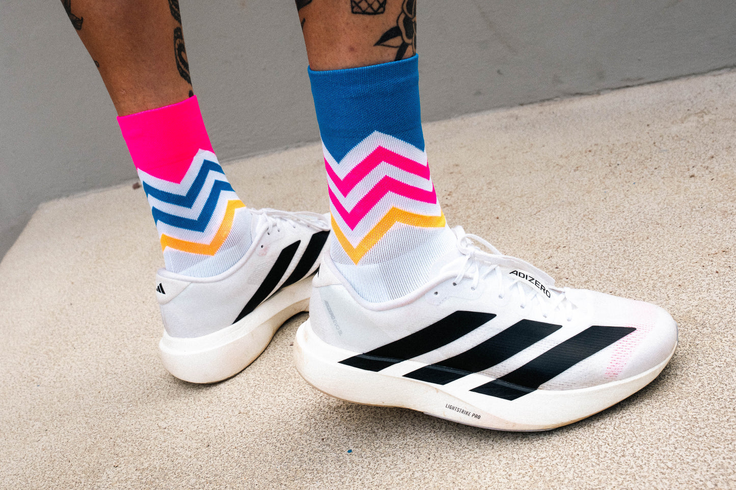 INCYLENCE 跑步運動機能襪 VOLTS BLUE PINK