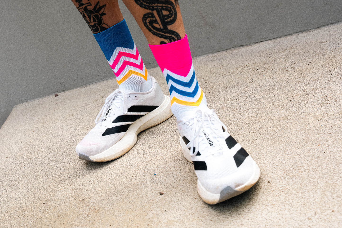 INCYLENCE 跑步運動機能襪 VOLTS BLUE PINK