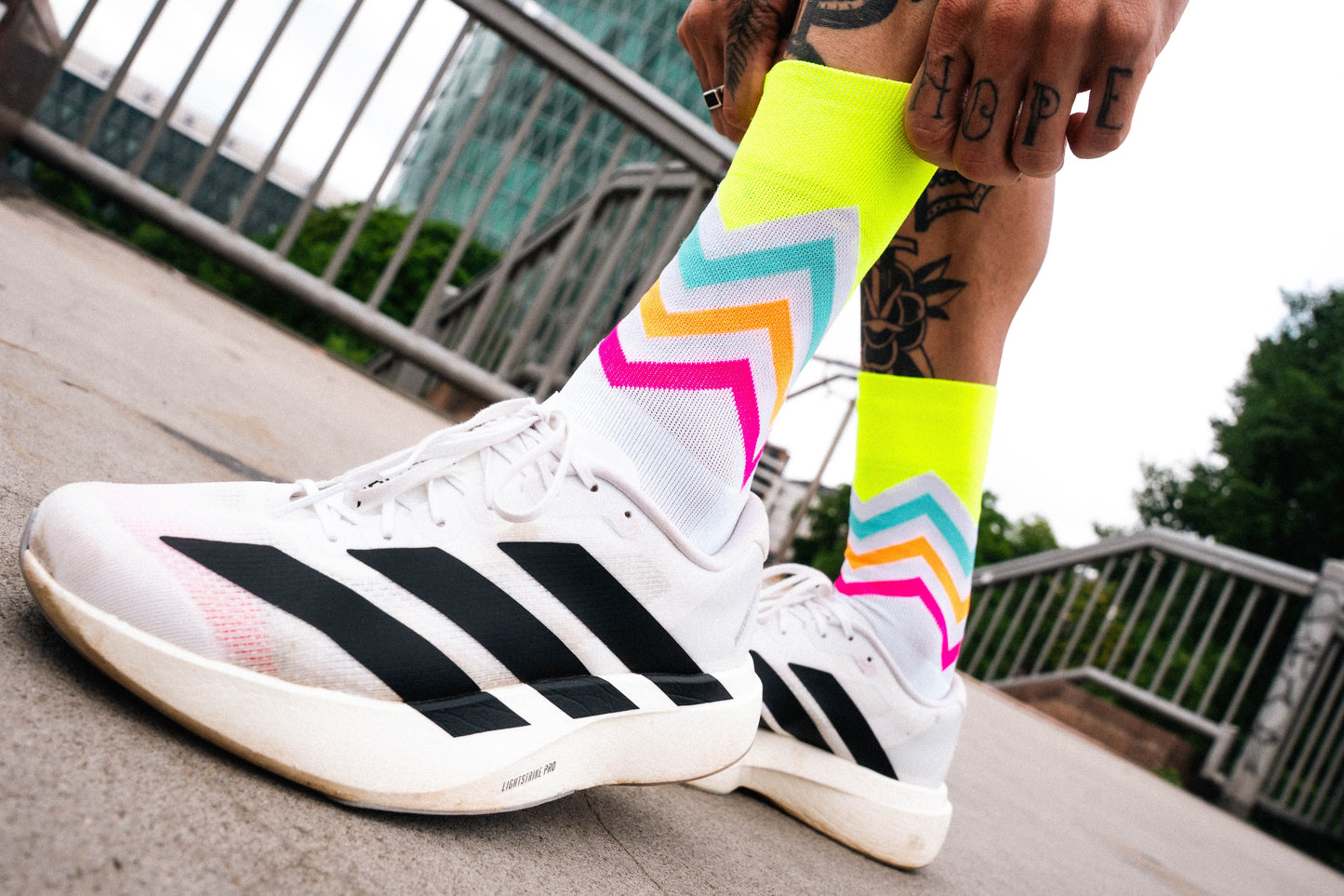 INCYLENCE 跑步運動機能襪 VOLTS CANARY PINK