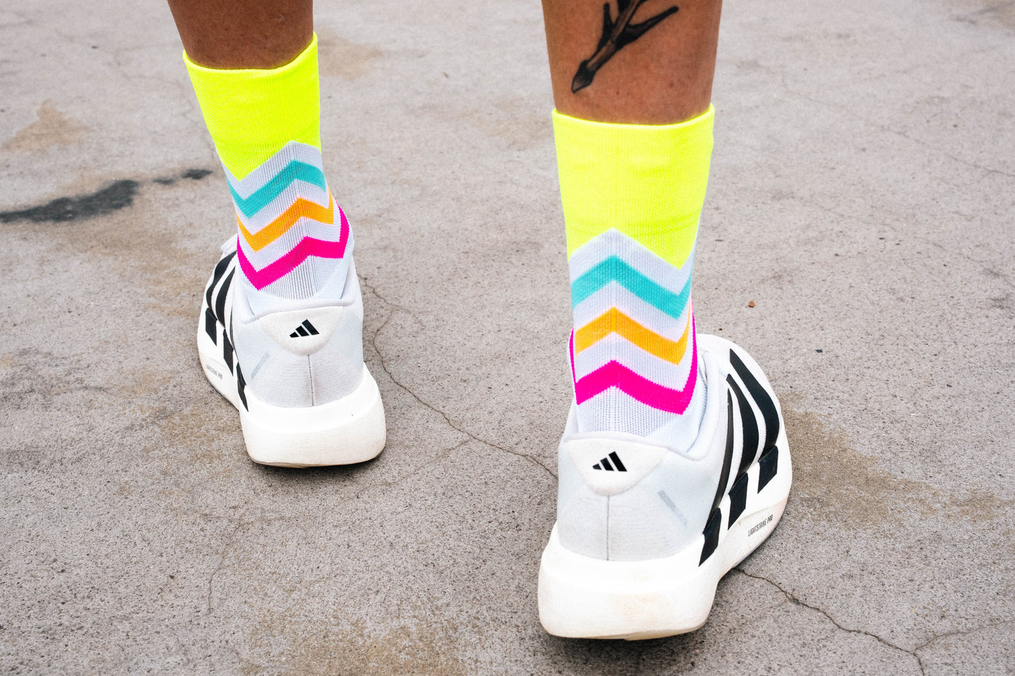 INCYLENCE 跑步運動機能襪 VOLTS CANARY PINK