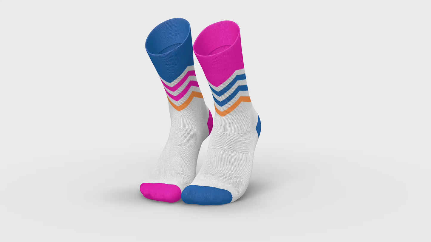 Load and play video in Gallery viewer, INCYLENCE 跑步運動機能襪 VOLTS BLUE PINK
