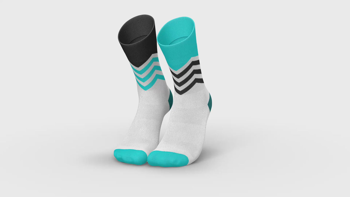 Load and play video in Gallery viewer, INCYLENCE 跑步運動機能襪 VOLTS CYAN BLACK
