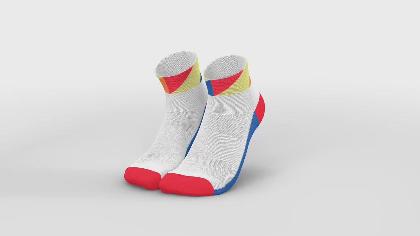 Load and play video in Gallery viewer, INCYLENCE 跑步運動機能短襪 POLYGONS SHORT BLUE INFERNO
