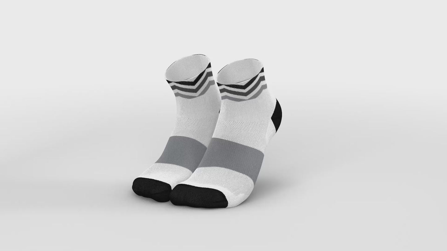 Load and play video in Gallery viewer, INCYLENCE 三鐵運動機能短襪 Waves Short White
