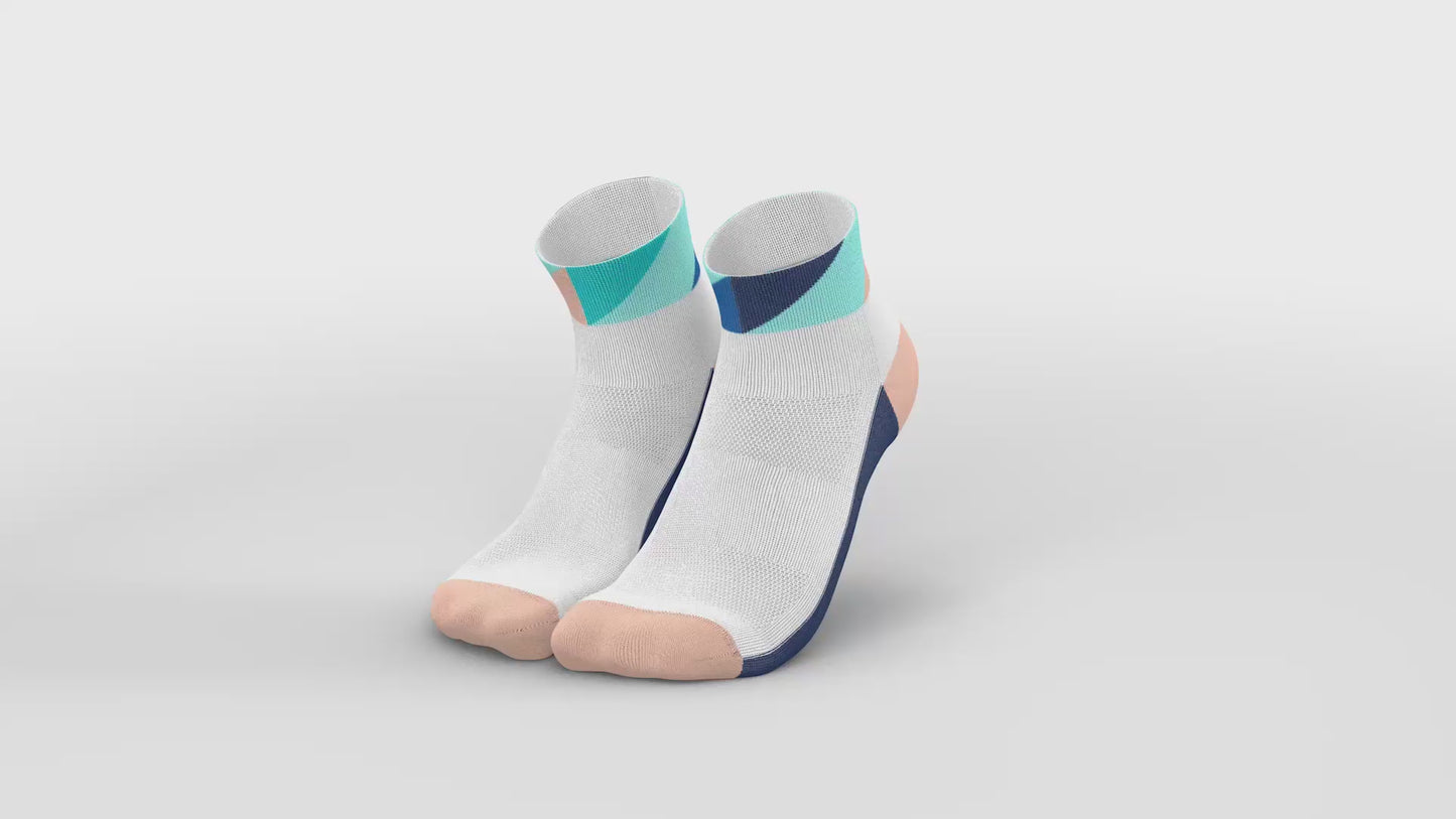 Load and play video in Gallery viewer, INCYLENCE 跑步運動機能短襪 POLYGONS SHORT NAVY MINT
